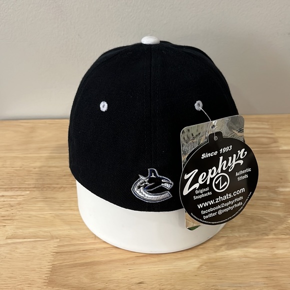 NHL | Vancouver Canucks Hat - Picture 4 of 4